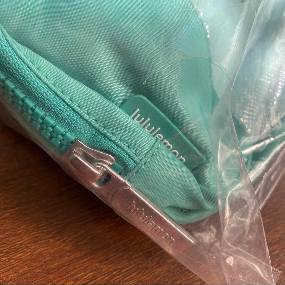 NWT Lululemon Everywhere Bag Paradise Green - Picture 6 of 12